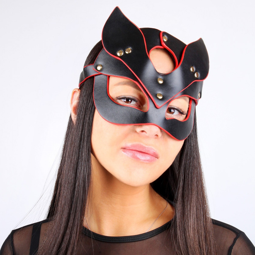 Черная кожаная маска с красной оторочкой Notabu #1