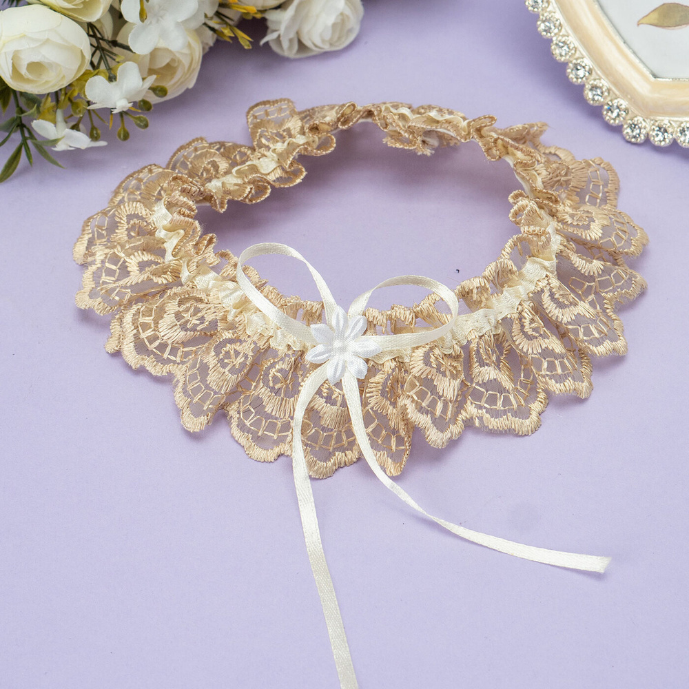 Кружевная подвязка для девушки на свадьбу золотистого цвета из ажурного кружева с белой лентой из атласа #1