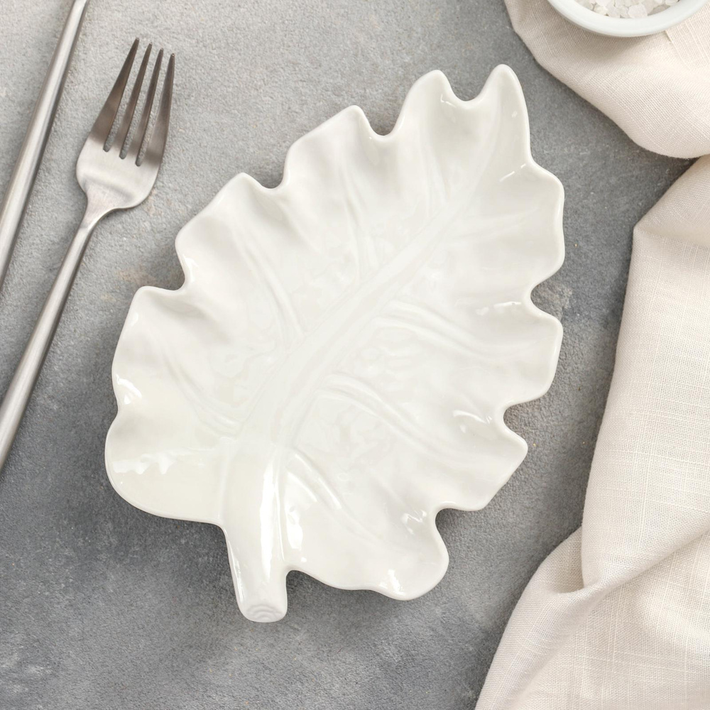 Блюдо для подачи и сервировки стола из керамики "Лист", цвет белый, размер 20х14х2,5 см  #1