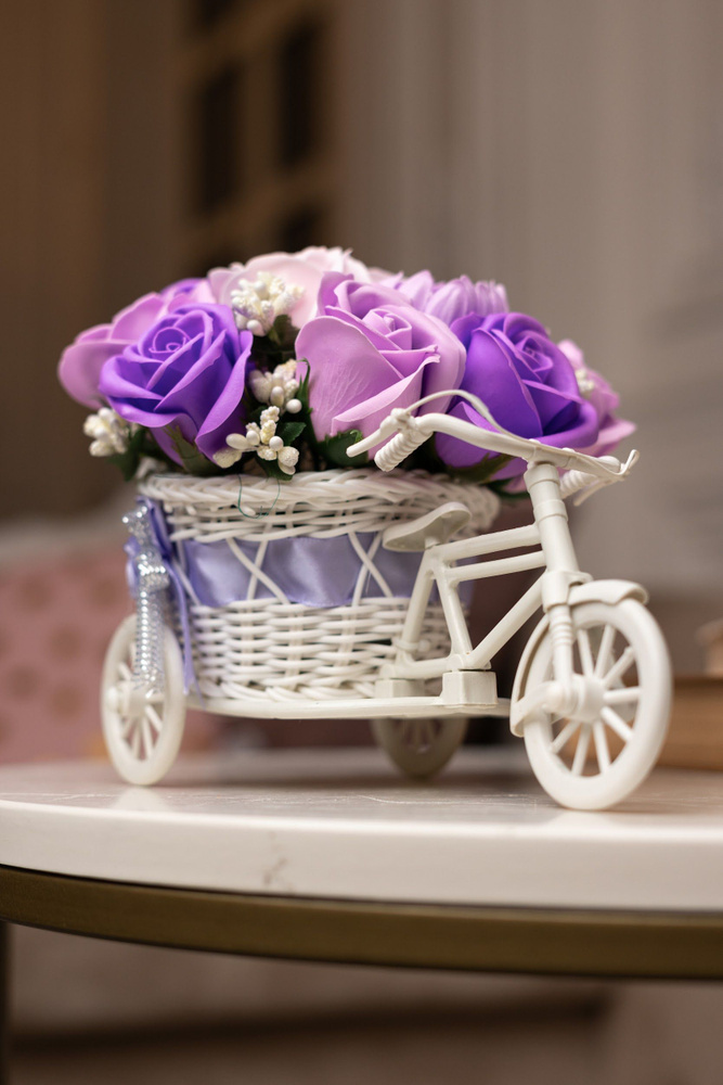 Букет мыльных цветов в велосипеде. Цветы сиреневые. #1