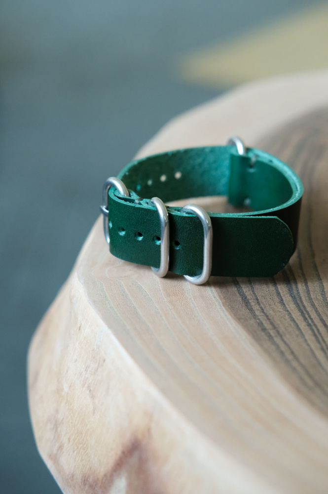 Ремешок для часов NATO Strap из итальянской кожи 22 мм ширина. Цвет зеленый, светлая фурнитура (никель) #1