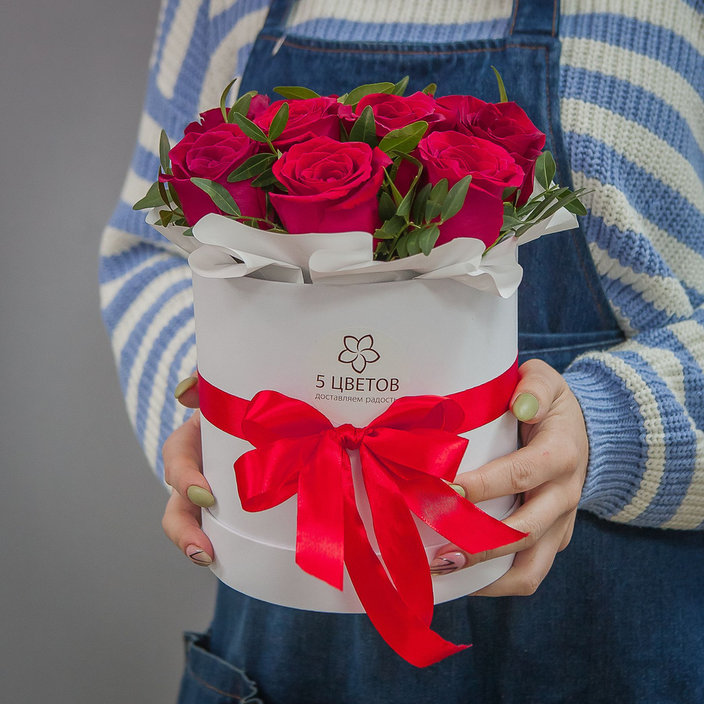 Букет 9 красных роз с фисташкой в шляпной коробке #1