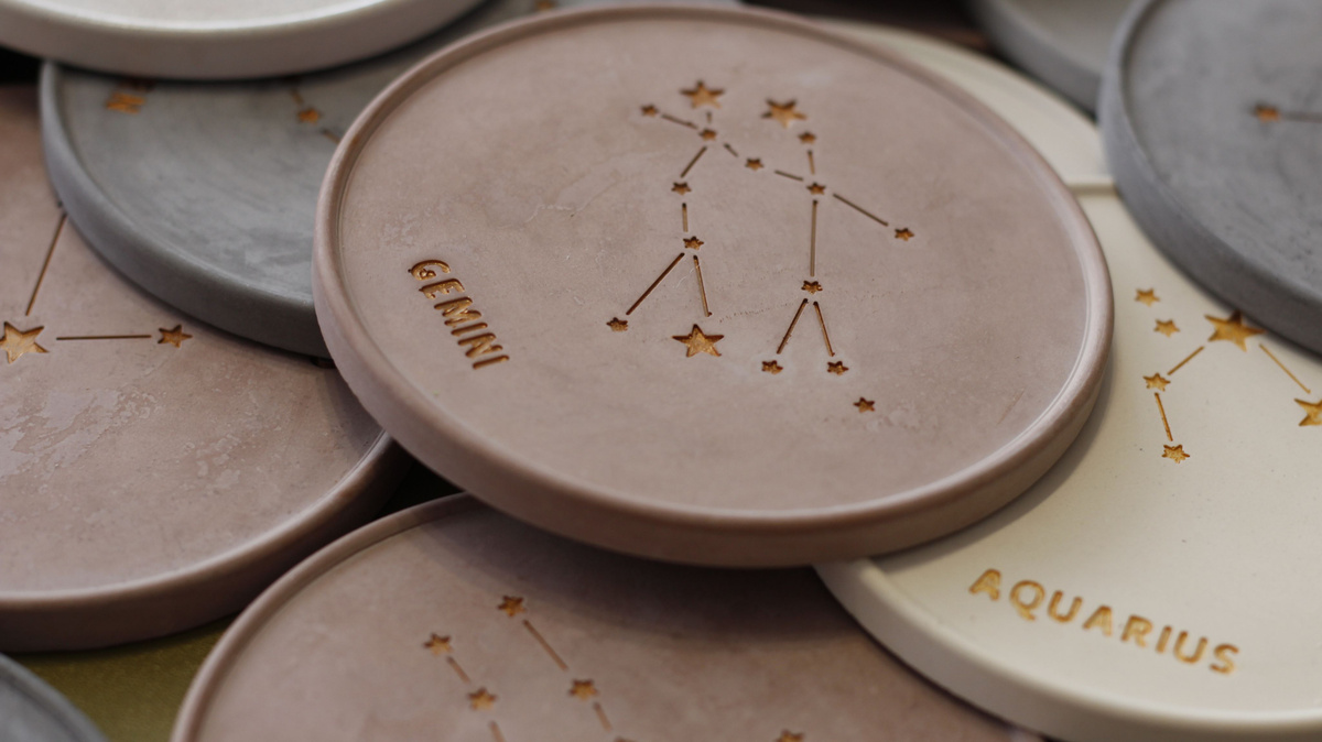 Антуражная интерьерная тарелка в минималистичном дизайне с изображением созвездия одного из 12 знаков зодиака