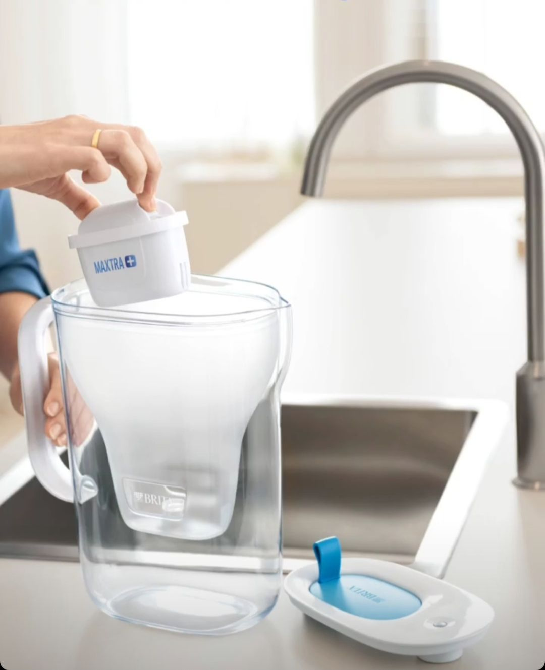 Brita - забота о здоровье семьи Очистка водопроводной воды от:  • ХЛОРА, пестицидов, гербицидов  • НЕФТЕПРОДУКТОВ  • МЕТАЛЛОВ: железа, свинца, меди, алюминия, ртути  • СНИЖАЕТ избыточную ЖЁСТКОСТЬ