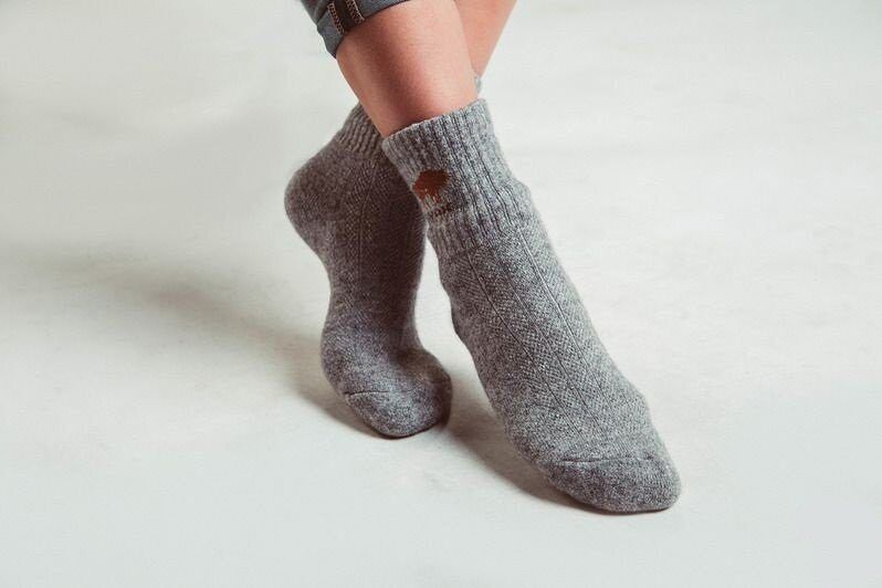 Носки из шерсти. Носки из шерсти яка. Монгольские шерстяные носки. Носки из монгольской шерсти.