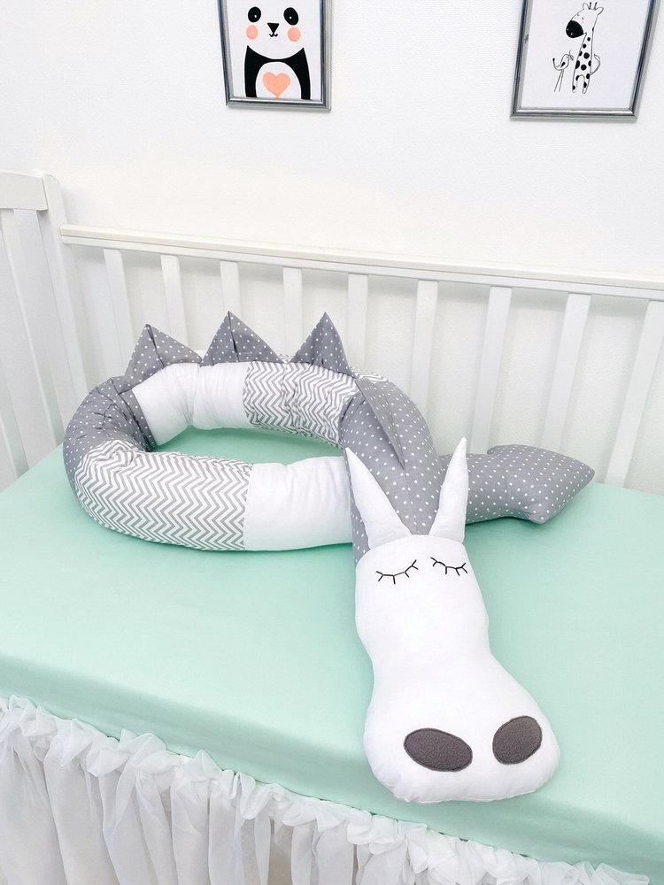 Бортик валик "Дракоша - Сережка" в детскую кроватку для новорожденного мальчика или девочки 220 см. Белый, #1