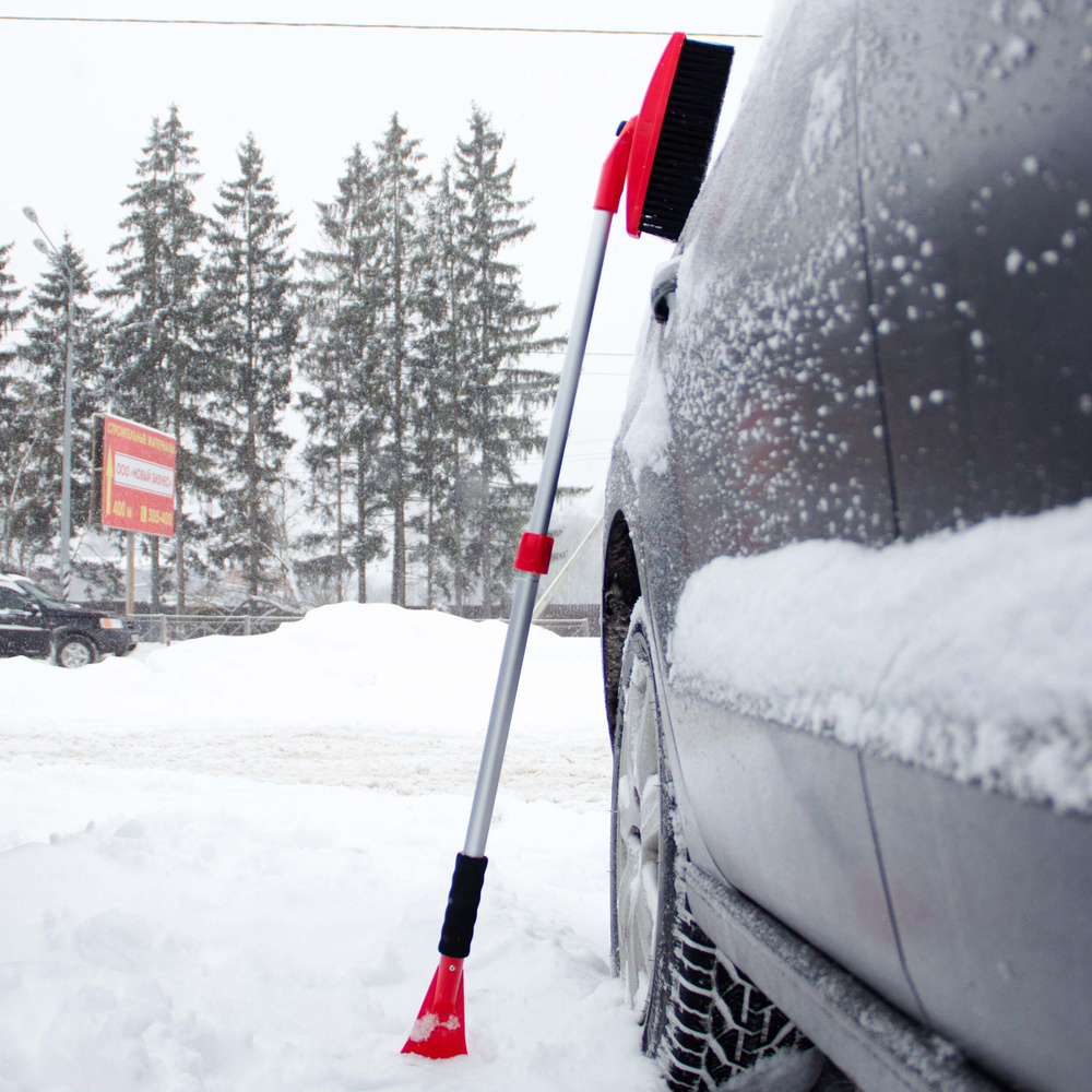 Щетка для снега автомобильная телескопическая 76-112 см SKYWAY 2 в 1 / Автощетка - скребок с распушенной #1