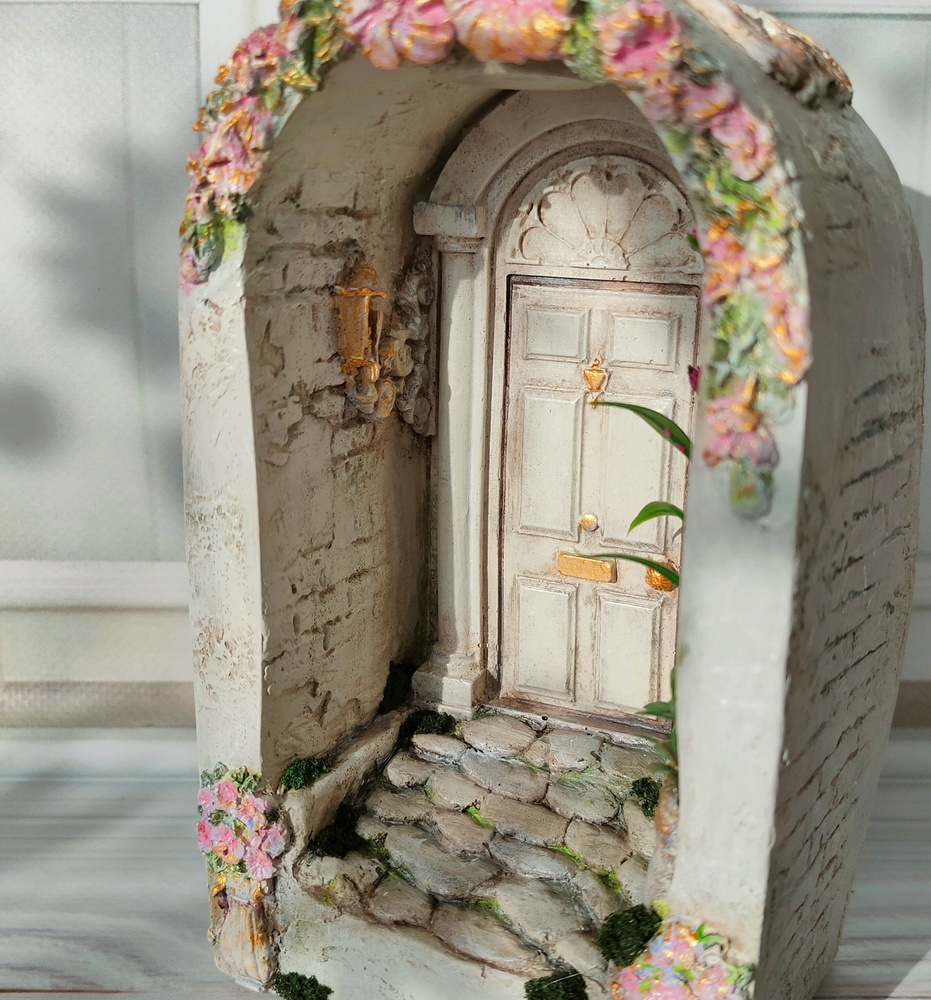Декоративная миниатюрная композиция "Дверь в сказку". Ограничитель для книг.  #1