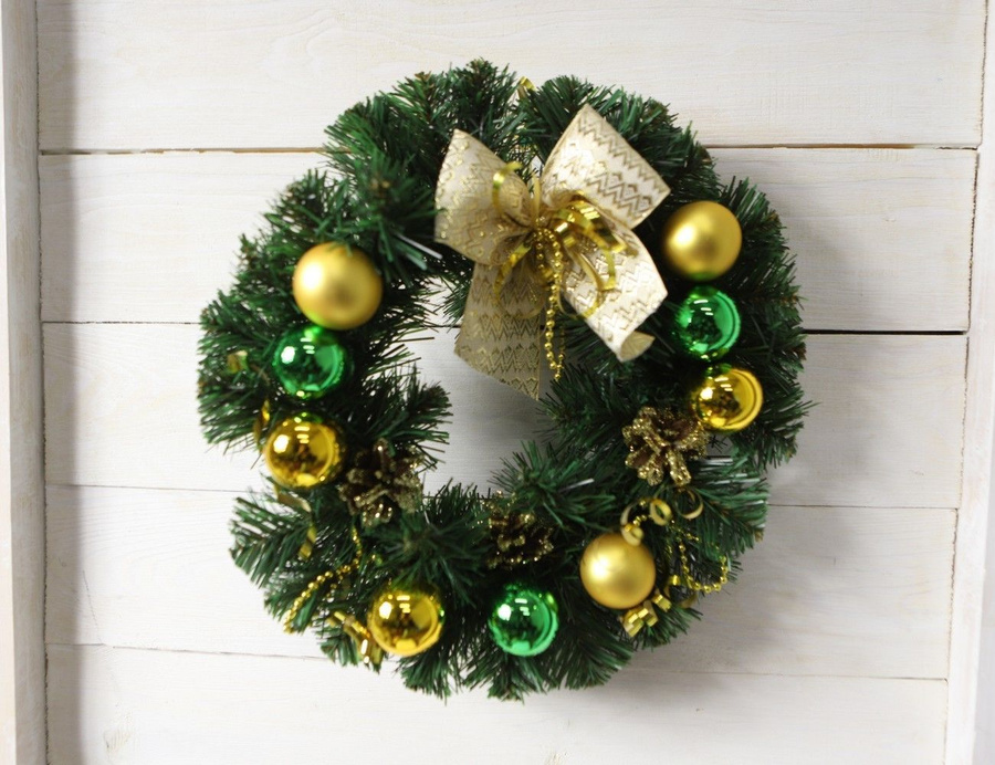 клюка новогодняя. золотые шары на елку. елка красно золотая. елочка золо. новогодняя ветка.