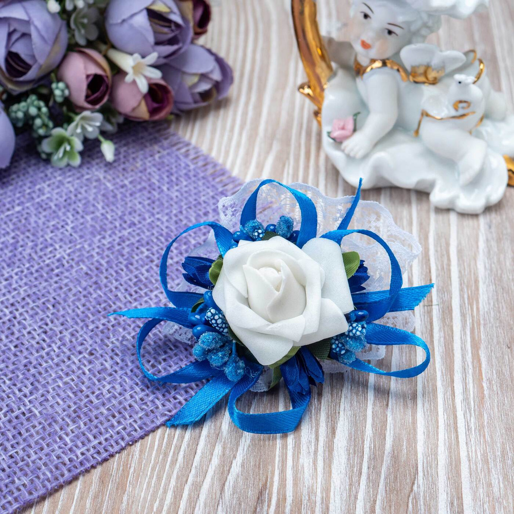 Эффектный браслет для свидетельницы на свадьбу "Синие ягоды" на резинке из белого кружева, с белой розой #1