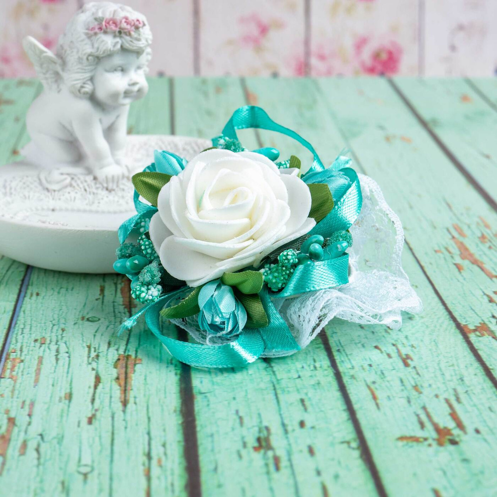 Красивый свадебный браслет для подружек невесты и свидетельницы "Бирюзовые ягоды" на белой кружевной #1
