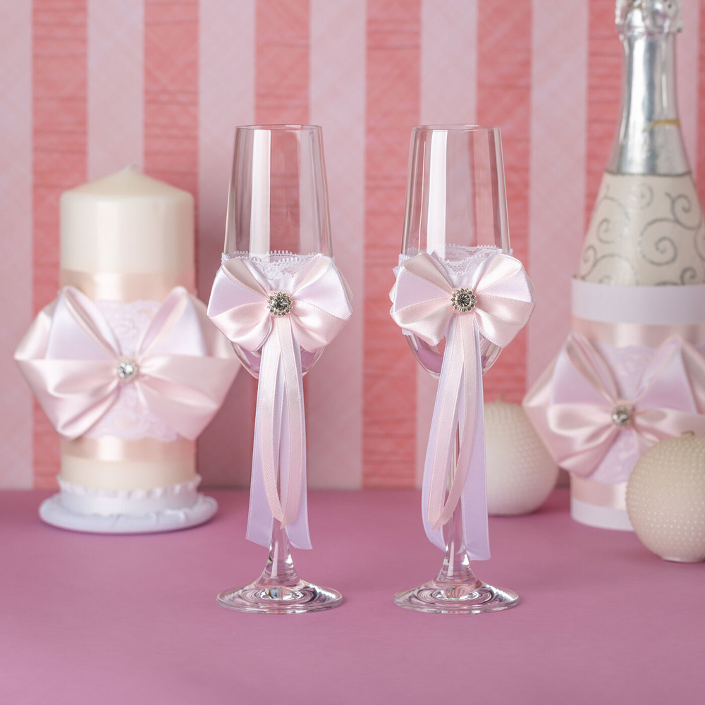 Элегантные свадебные бокалы для шампанского "Нежность" с розовыми атласными бантами и сверкающими брошами #1