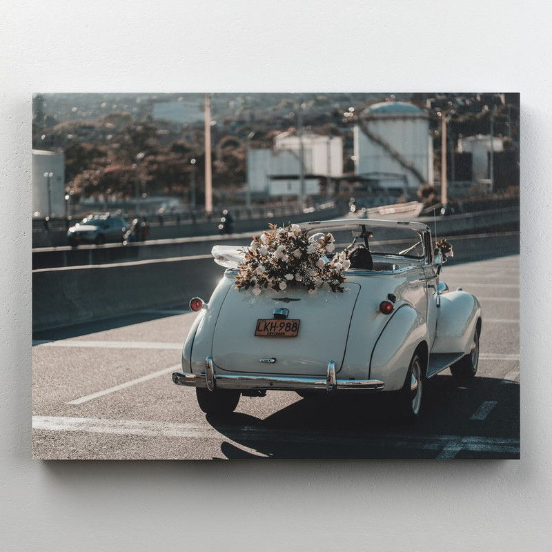 Интерьерная картина на холсте "Свадебный кабриолет на дороге" на подрамнике 30x22 см  #1