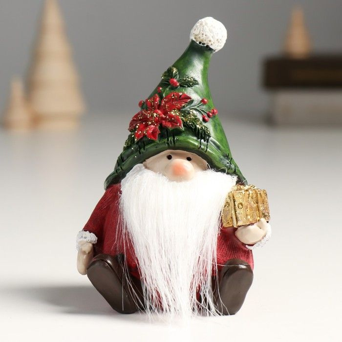 Сувенир полистоун Дед Мороз в колпаке с пуансеттией, с подарком 8,5х7,5х12 см  #1
