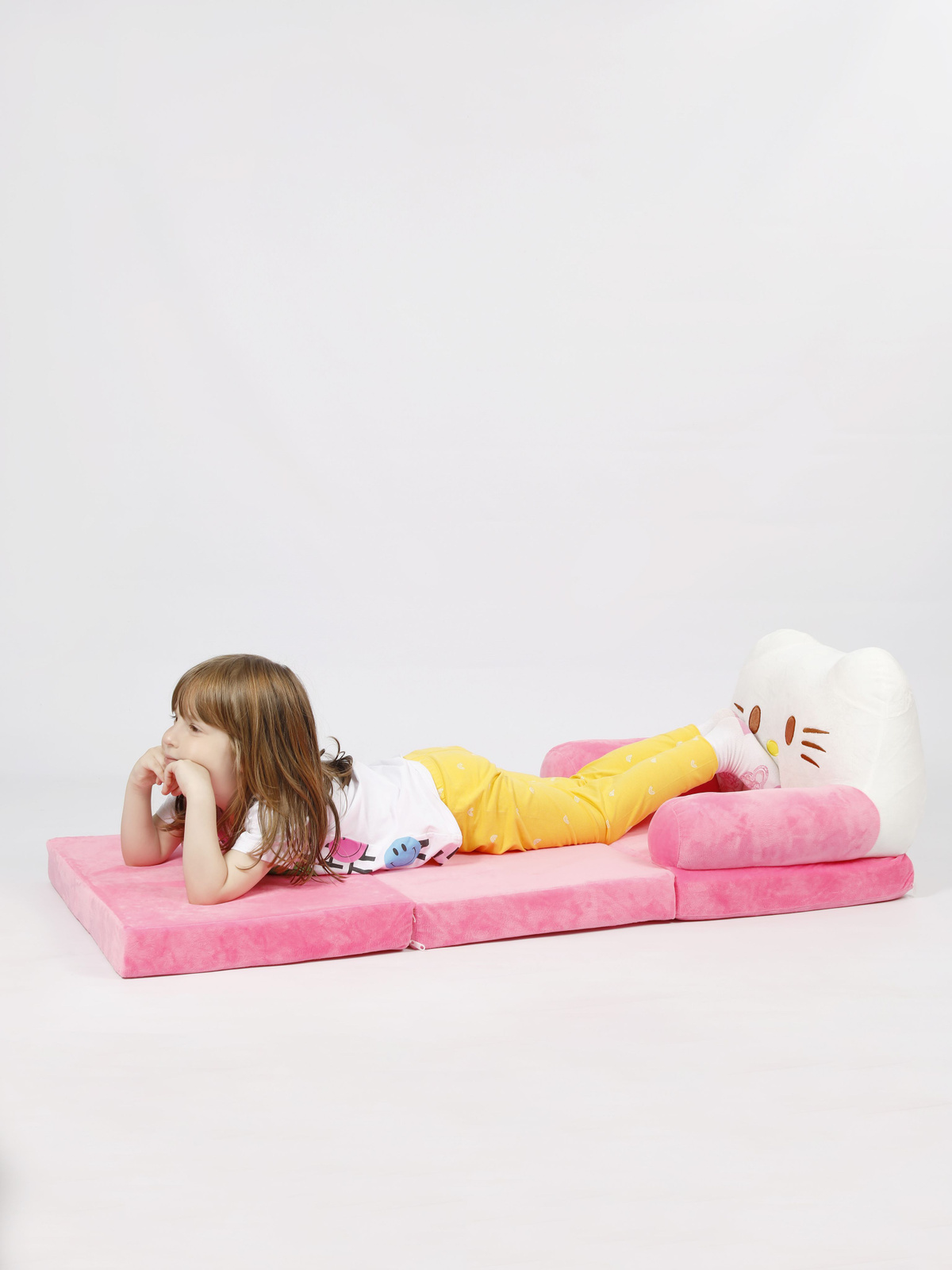 Комфортное мягкое кресло, которое легко превращается в небольшую кровать.