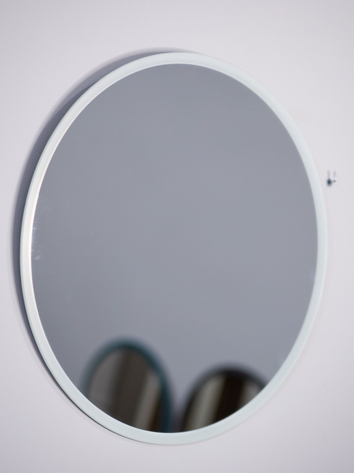 Окантовка методом УФ 3Д печати, визуально выделяет белую рамку на зеркале. Рамка не смотрится массивно по сравнению с дополнительно наклеенными материалами (рама). Крепления входят в комплект, установка простая.