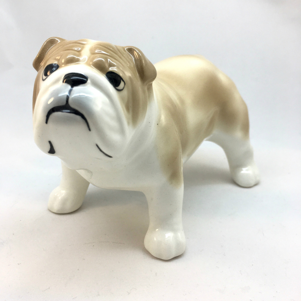 Статуэтка собаки фарфоровая декоративная английский бульдог палево-белый  #1