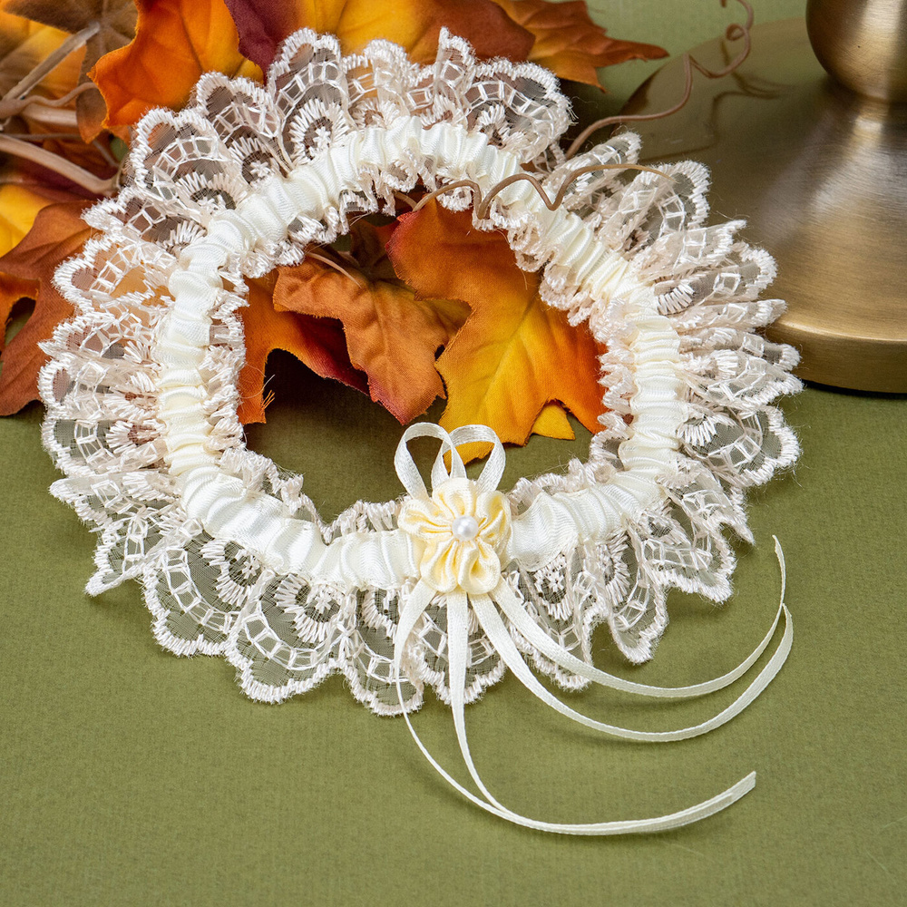 Подвязка свадебная на ножку невесты "Шампань" из кружева айвори с белой атласной тесьмой, ванильной розой #1