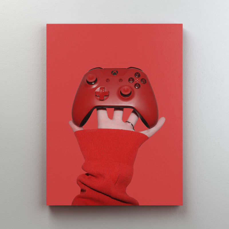 Интерьерная картина на холсте "Красный геймпад Xbox в руках девушки" на подрамнике 75x100 см  #1