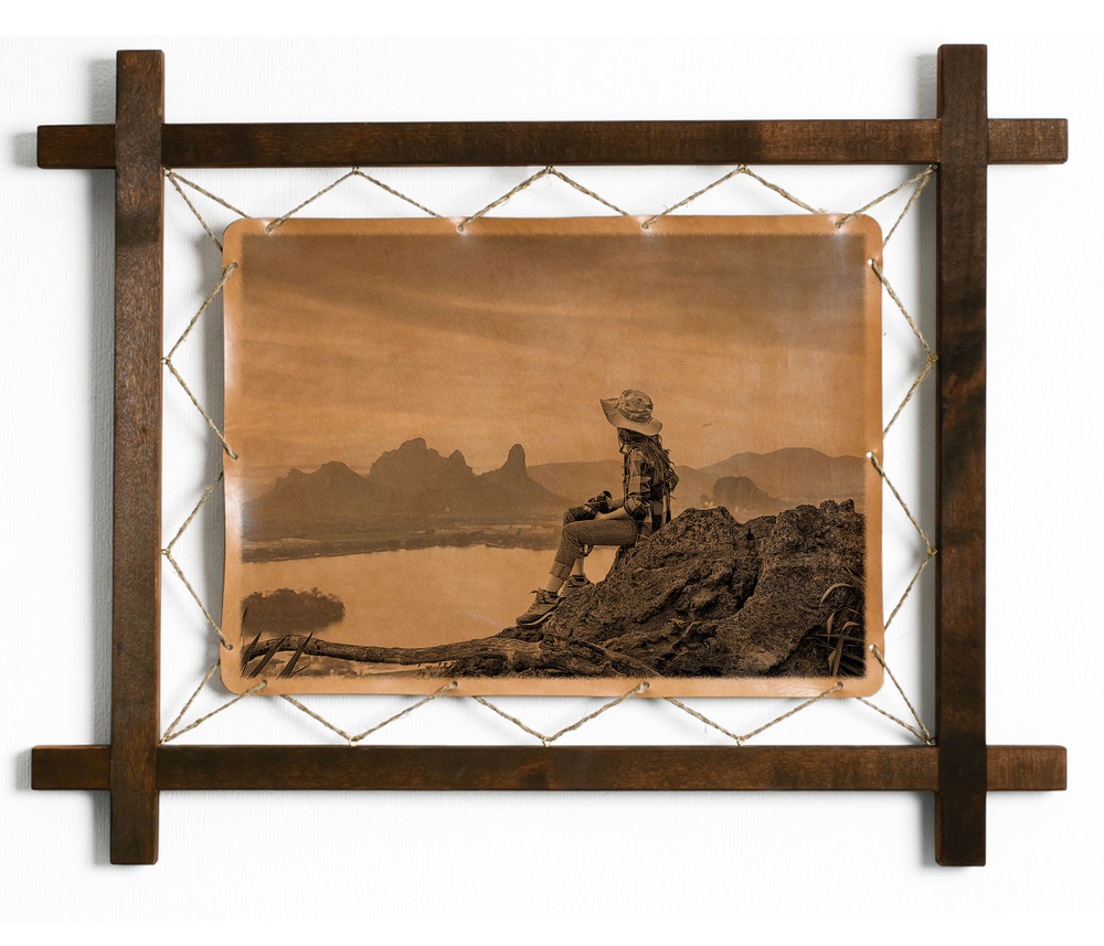 Картина Девушка сидит на скале, гравировка на натуральной коже ...