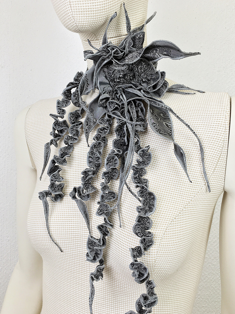 Ц_сержаккард Julia Sindrevich Цветок-брошь из авторской фактуры ткани ЮЛА/YULA, цвет серый жаккард, вискоза. #1