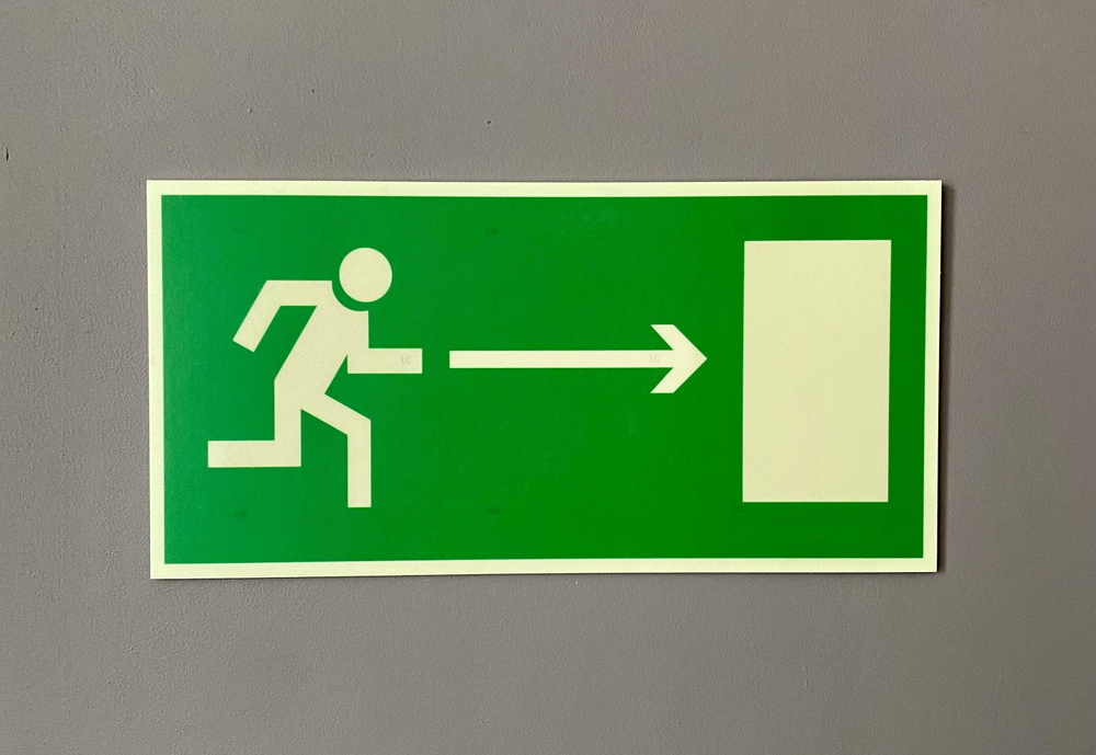 Табличка эвакуации фотолюминесцентная E03, 15 см, 30 см - купить в ...