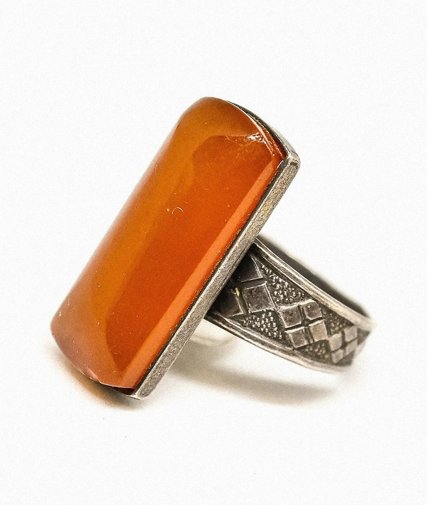 Винтажное серебристое кольцо Слиток из натурального янтаря, декорированное геометрическим узором  #1