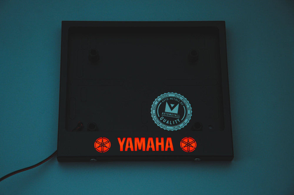 LED Рамка для номера мотоцикла (тип 4А 190х145) AvtoMetall с красной подсветкой надписи YAMAHA из металла #1