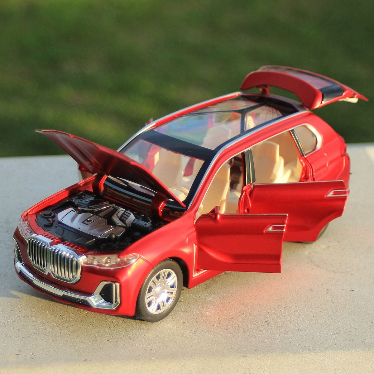 Модель автомобиля BMW X7 в масштабе 1:24