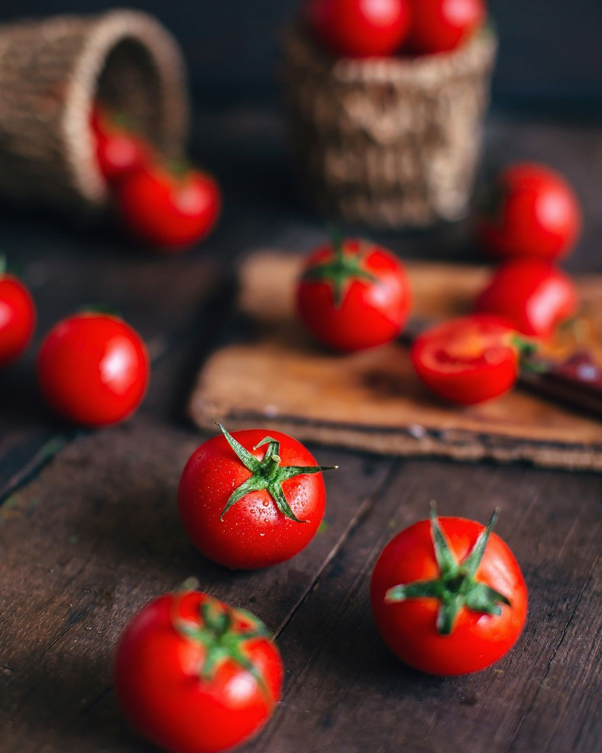 Сушеные помидоры - вкусное и полезное лакомство, которое может стать отличным дополнением к различным блюдам. Они обладают уникальным ароматом и богатым вкусом, что делает их идеальным ингредиентом для салатов, паст, пиццы и многих других блюд.  В сушеных томатах сохраняются все их питательные свойства, включая витамины, минералы и антиоксиданты. Они являются отличным источником витамина C. Также сушеные помидоры богаты клетчаткой, которая способствует нормализации пищеварения.  Сушеные помидоры имеют низкое содержание жиров и калорий, что делает их идеальным выбором для тех, кто следит за своей фигурой и здоровьем.