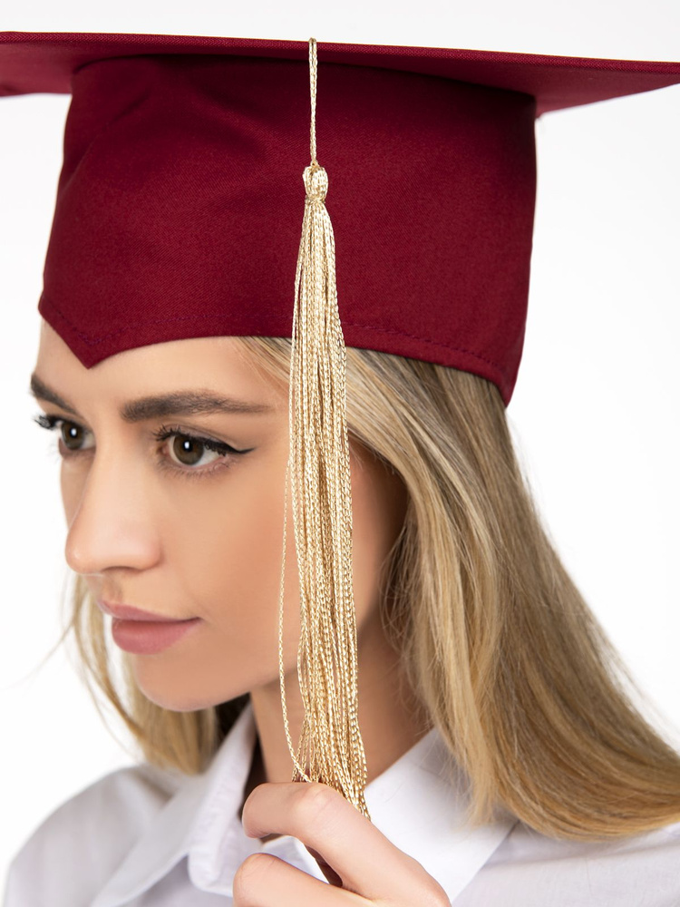 Бордовая шапочка выпускника с золотой кисточкой #1