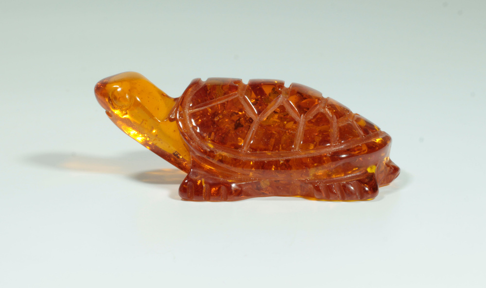 Фигурка декоративная в форме черепахи из прессованного янтаря.  #1