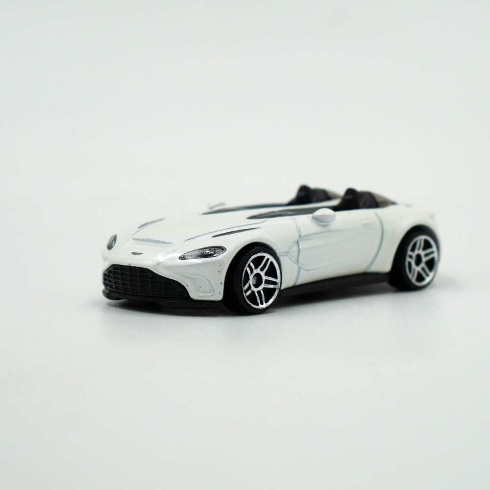 Машинка Hot Wheels Aston Martin V12 Speedster Коллекционная #1