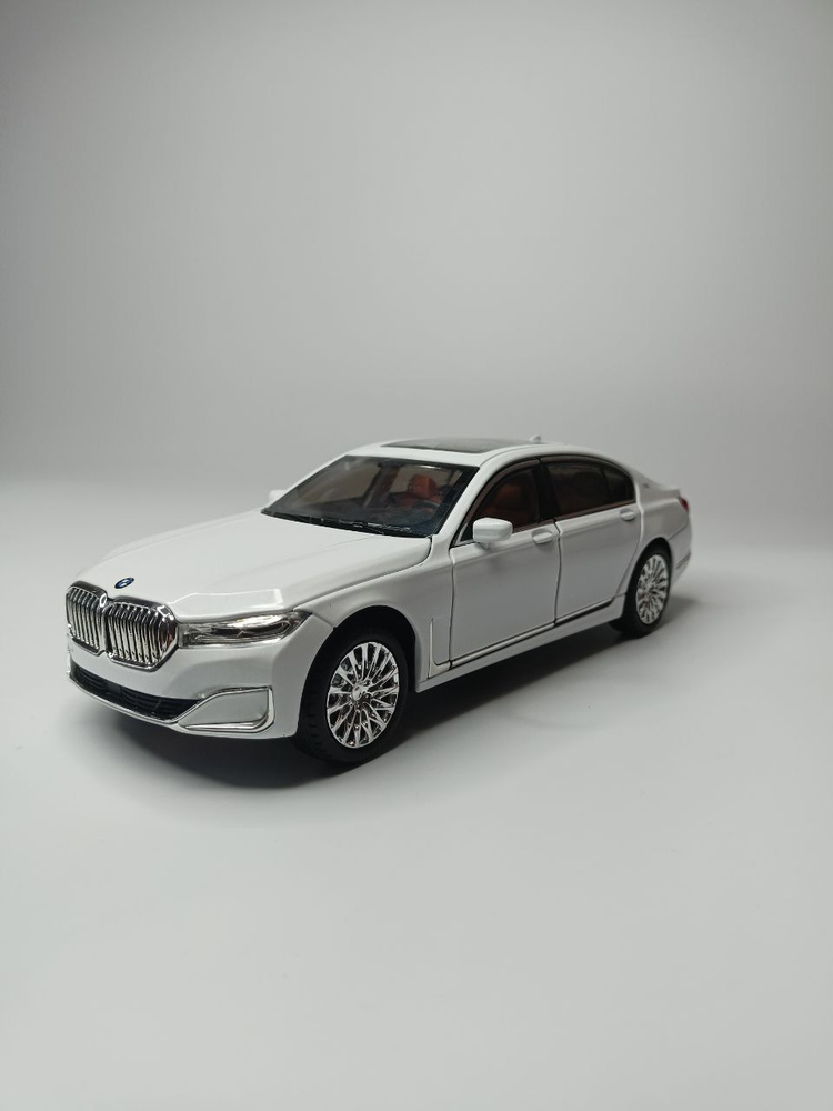 Модель автомобиля BMW М7 коллекционная металлическая игрушка масштаб 1:24 белый  #1