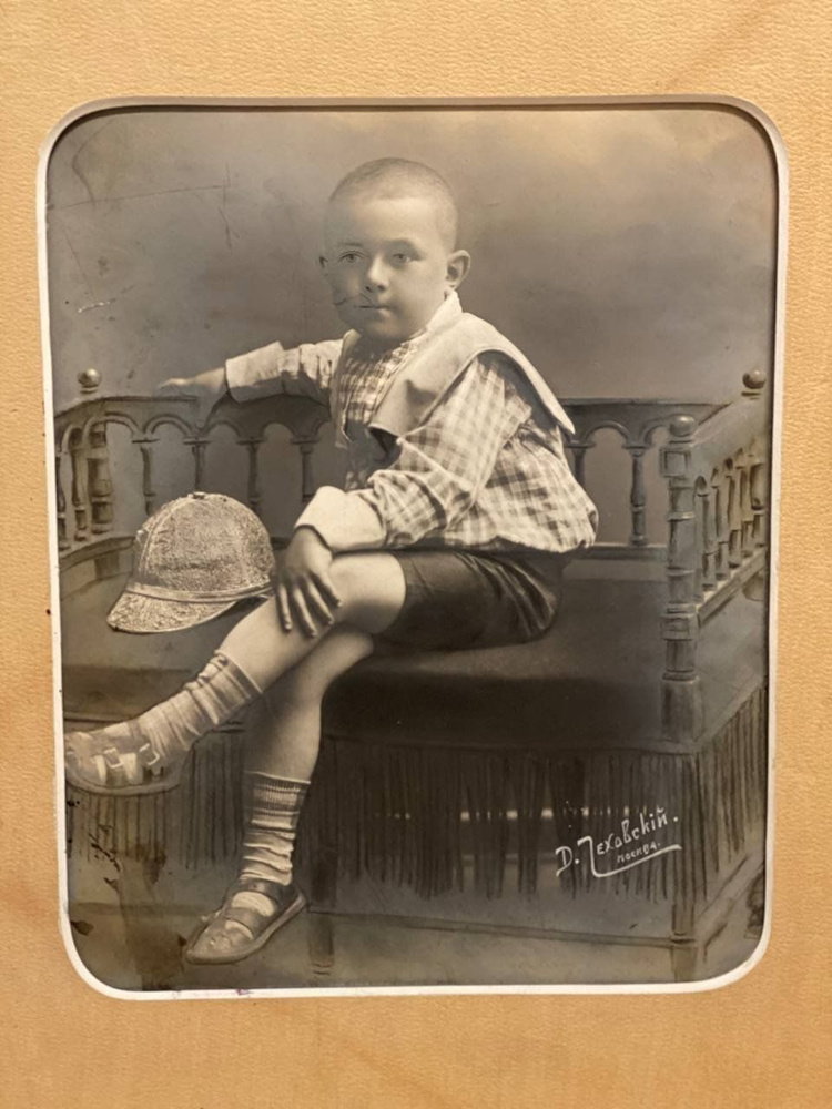 Фотография винтажная Мальчик с кепкой, бумага, печать, паспарту, Российская империя, 1900-1910 гг.  #1
