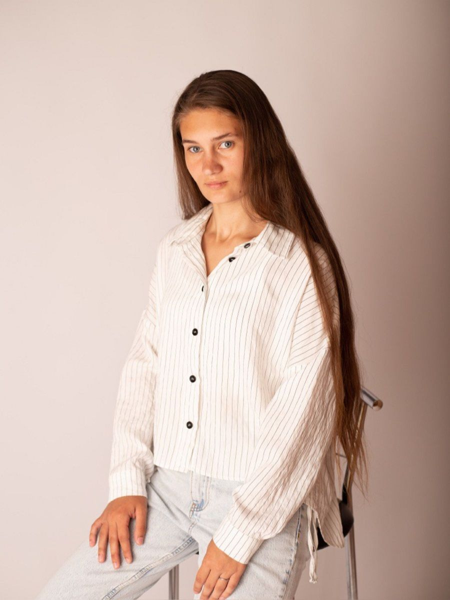Базовая женская рубашка идеальный вариант для расслабленной классики - под джинсы, юбки, шорты. Но и в качестве элемента делового стиля такие рубашки тоже хороши. 
