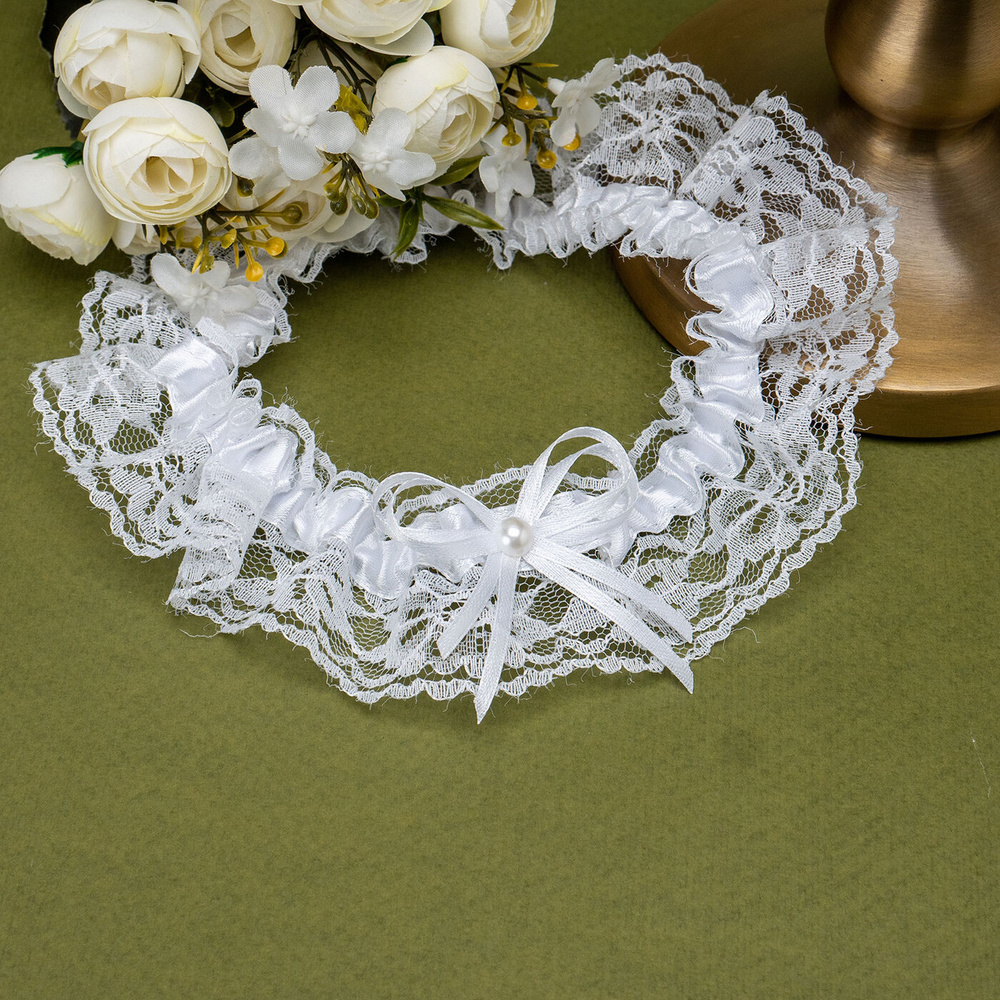 Кружевная подвязка для девушки на свадьбу и брачную ночь "Нежный цветок" из белого кружева с бантиком #1