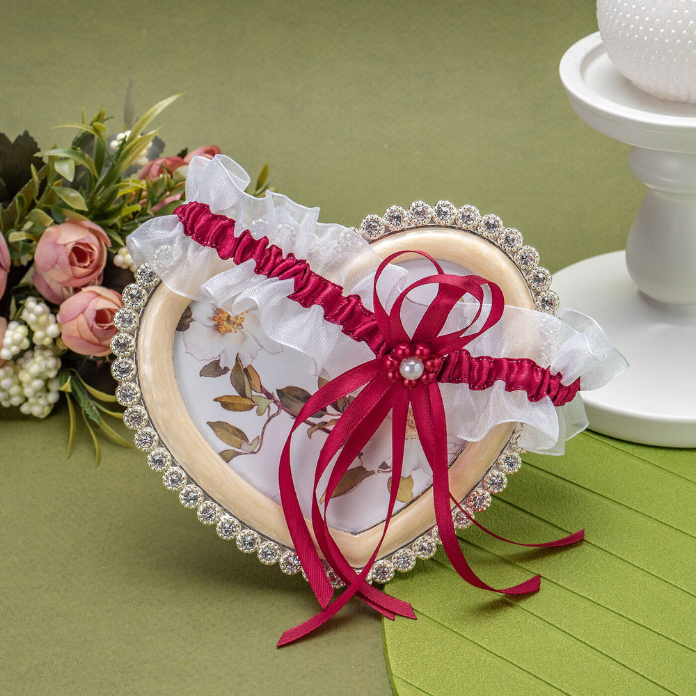 Украшение невесты - свадебная подвязка из белой капроновой ткани с бордовой атласной тесьмой, бантом #1