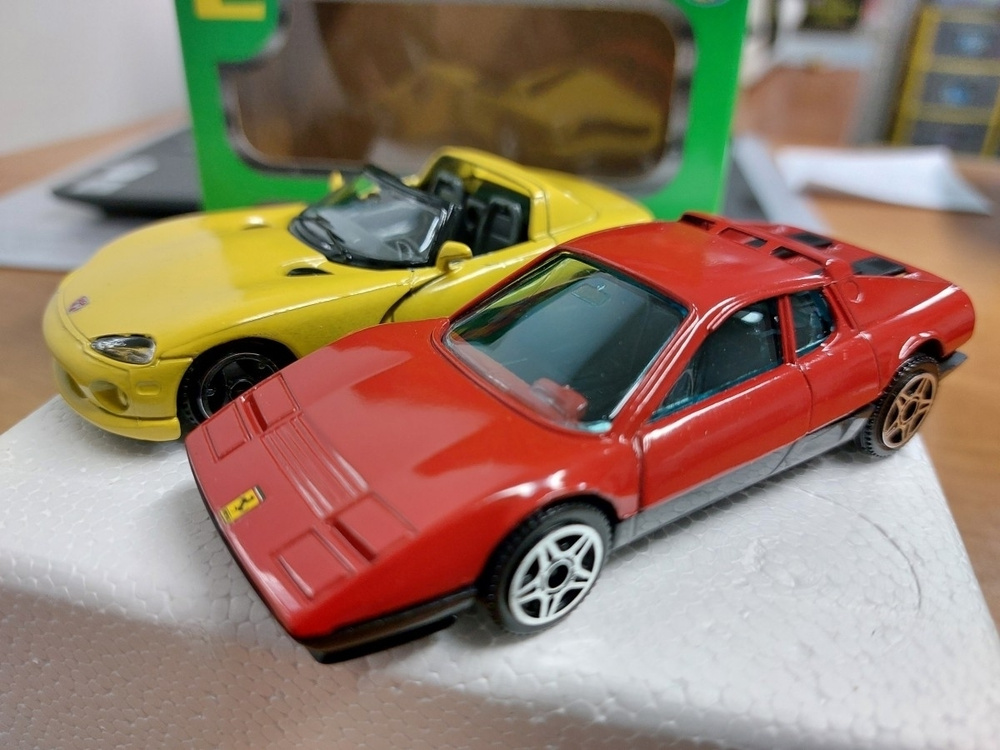 Набор коллекционных металлических машинок Dodge Viper SRT 10 желтый и Ferrari 512 1:43 Bburago 4200df #1