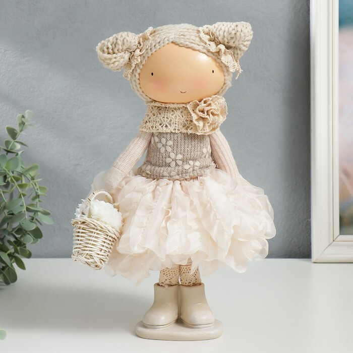 Кукла интерьерная "Малышка Зося в бежевом наряде, с корзиной цветов" 31x14x16 см  #1