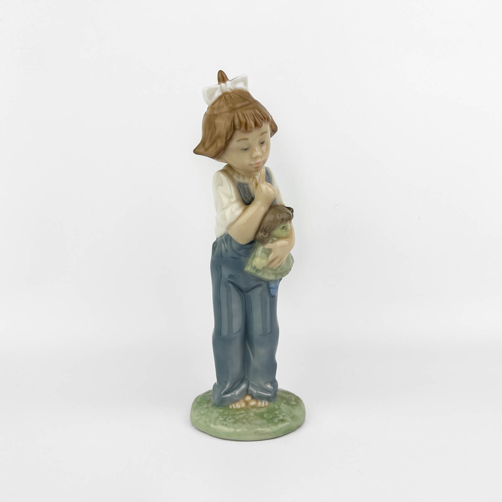 Фарфоровая статуэтка "Девочка с куклой". Испания, NAO by Lladro, 1988 гг.  #1