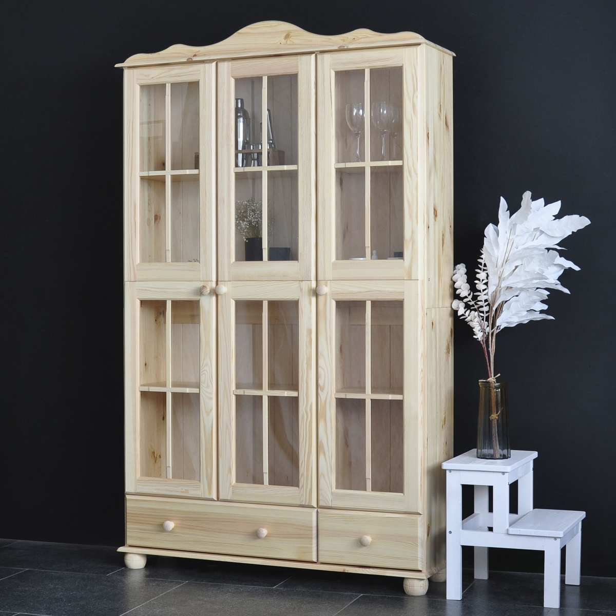 Шкаф "Бритта" изготовлен из массива сосны, от белорусского производителя мебели "Диприз", с использованием экологически чистых отделочных материалов.