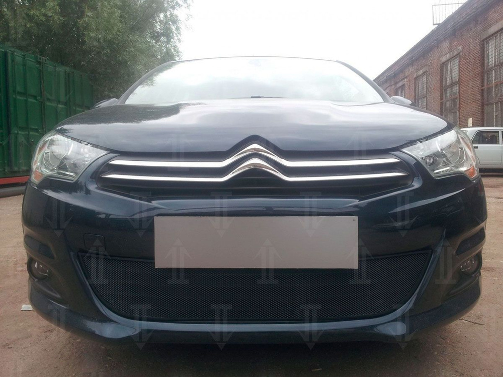 Защита радиатора черная Citroen C4 (2010-2016) только для седана / съемная защитная сетка Ситроен С4 #1