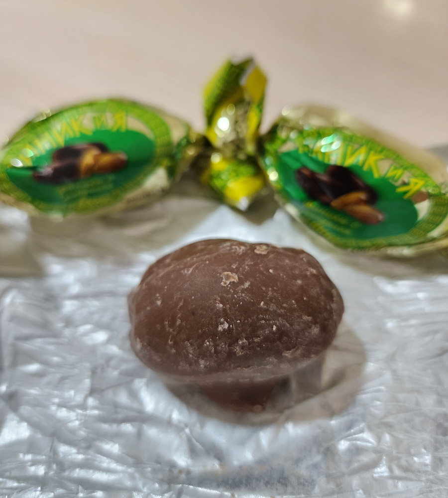 Конфеты Финикия с миндалем в шоколадной глазури 1 кг #1