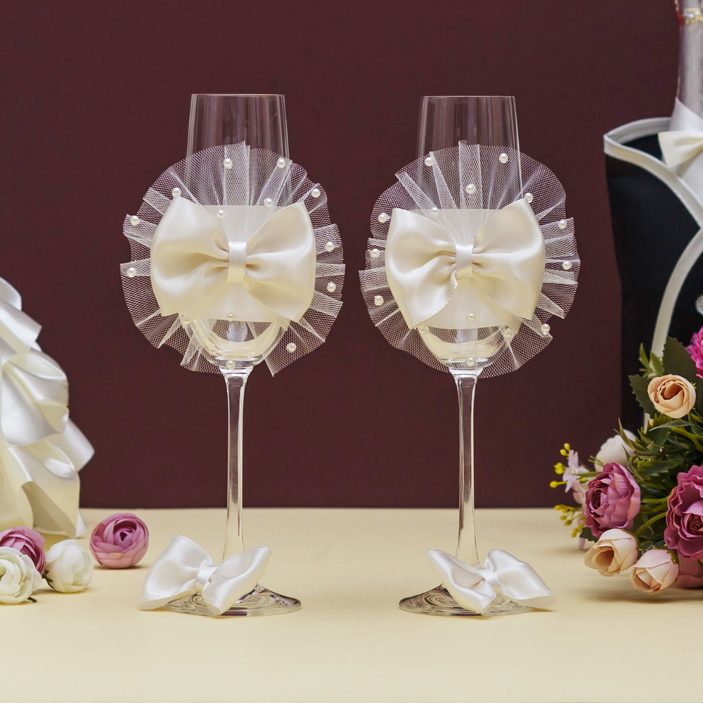 Нежные бокалы на свадьбу жениху и невесте "Рандеву" из атласных бантов айвори с декором из воздушного #1
