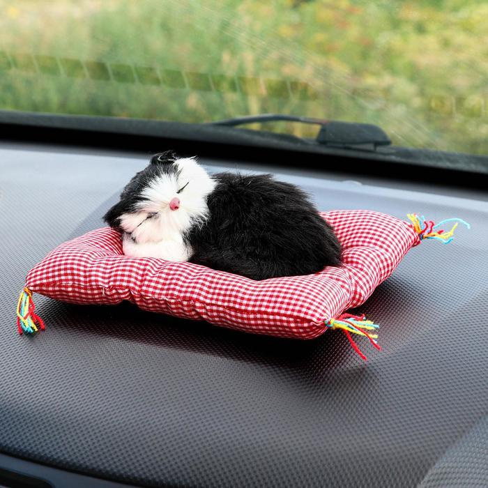 Игрушка на панель авто, кошка на подушке, черно-белый окрас  #1