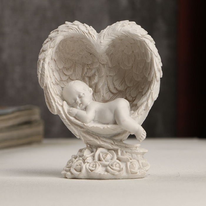 Сувенир полистоун Малыш спящий в сердце из крыльев белый 7,8-6,8-4 см  #1
