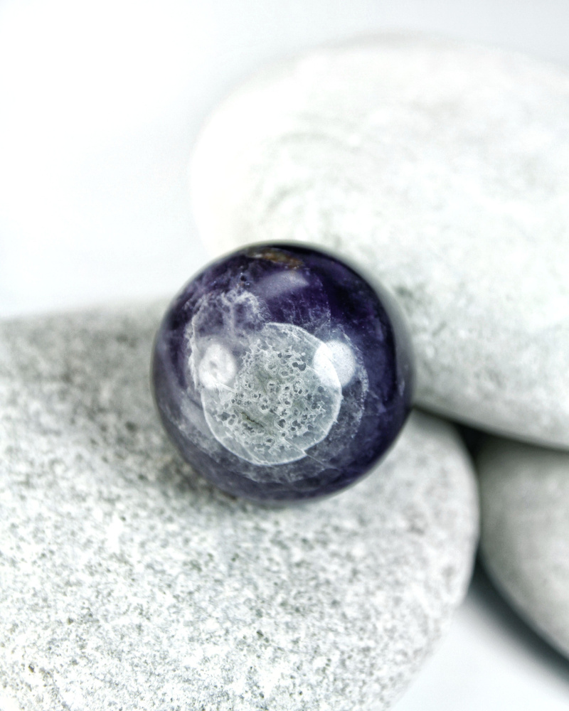 Аметист шевронный - шар, натуральный камень, диаметр 32-35 мм, 1 шт - для декора, поделок, бижутерии #1