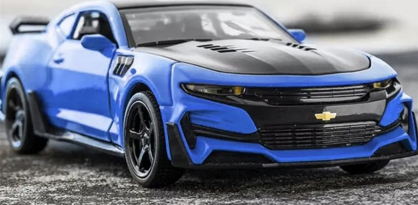 Машинка металлическая "Chevrolet Camaro" синяя 1:24, свет+звук инерционный/ в подарок ящерица тянучка #1