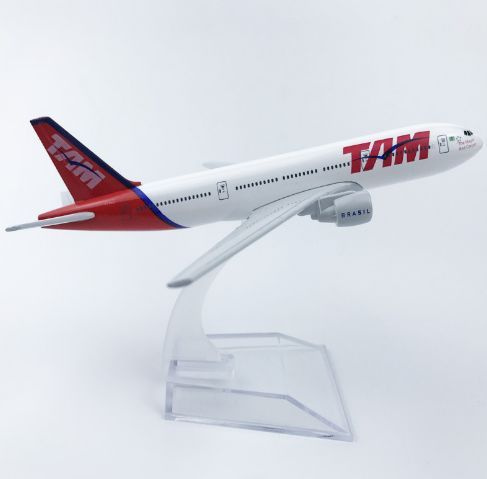 Модель самолета Boeing 777 LATAM Airlines Brasil, Бразильские авиалинии -16 см  #1